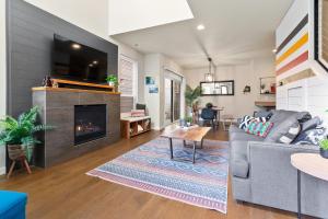 Posezení v ubytování THE PENDLETON - Walkable - Arcade Loft - Modern- Light & Bright