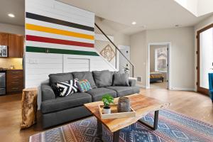 Posezení v ubytování THE PENDLETON - Walkable - Arcade Loft - Modern- Light & Bright