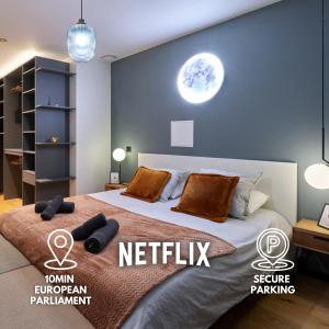 ein Schlafzimmer mit einem Bett mit einem Mond an der Wand in der Unterkunft LE LUXURY LOFT - CENTER l DECEMBER MAR-KET l EUROPEAN PARLIAMENT l PARKING l NETFLIX - SPACIOUS & UNIQUE - LE LUXURY LOFT - CENTRE l MARCHÉ DE NOËL l PARLEMENT EUROPÉEN l PARKING l NETFLIX - SPACIEUX & UNIQUE in Straßburg