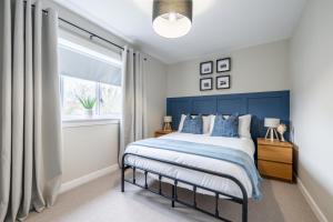 Ένα ή περισσότερα κρεβάτια σε δωμάτιο στο Peterhead 2 Bed Apartment No 42 - Self Contained