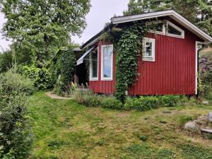 a red house with ivy on the side of it at Sköna stugan in Kolmården