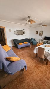 A seating area at Apartamento en primera linea de mar.