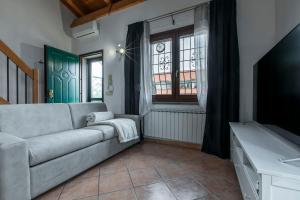 a living room with a couch and a tv at Morning Glory in Fiumicino
