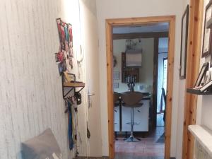 a hallway with a door leading to a kitchen at Am Rander der Stadt aber Zentrums Nähe in Dresden