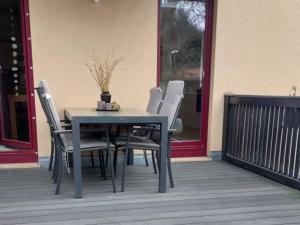 a table and chairs on a porch with a table and chairs at Am Rander der Stadt aber Zentrums Nähe in Dresden