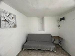 a small room with a bed and a table at Casa ADOLFO in Almáciga