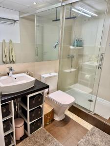 Kúpeľňa v ubytovaní Casares Beach Golf Apartment With Private Garden Direct Pool Access