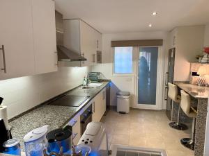 Kuchyňa alebo kuchynka v ubytovaní Casares Beach Golf Apartment With Private Garden Direct Pool Access