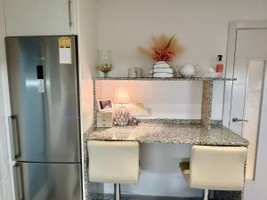 Kuchyňa alebo kuchynka v ubytovaní Casares Beach Golf Apartment With Private Garden Direct Pool Access