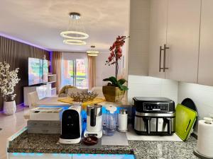 Kuchyňa alebo kuchynka v ubytovaní Casares Beach Golf Apartment With Private Garden Direct Pool Access