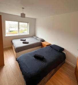 Rúm í herbergi á Superb En-suite Triple Room