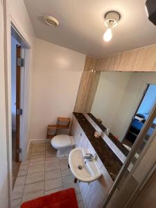 Baðherbergi á Superb En-suite Triple Room