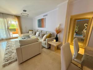 Posedenie v ubytovaní Casares Beach Golf Apartment With Private Garden Direct Pool Access