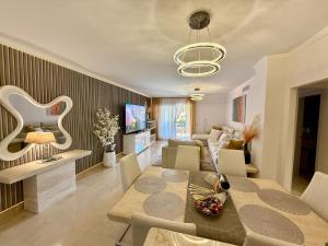 Posedenie v ubytovaní Casares Beach Golf Apartment With Private Garden Direct Pool Access