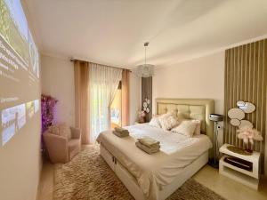 Posteľ alebo postele v izbe v ubytovaní Casares Beach Golf Apartment With Private Garden Direct Pool Access