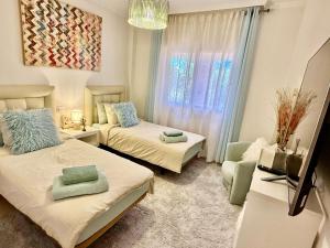 Posteľ alebo postele v izbe v ubytovaní Casares Beach Golf Apartment With Private Garden Direct Pool Access