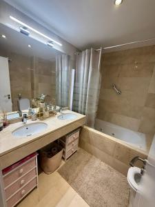 Kúpeľňa v ubytovaní Casares Beach Golf Apartment With Private Garden Direct Pool Access
