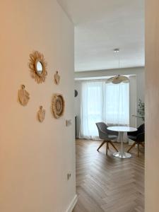 comedor con mesa y espejo en la pared en Oliva apartmán se snídaní, en Ostrava 4 fotos más