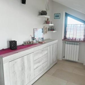 Una habitación con un gran mostrador de madera con una ventana. en Chez Sylviane Alloggio turistico in campagna vicino al mare, en Spigno Saturnia