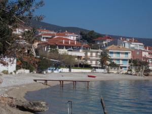シロピカドにあるZavitsaの桟橋と建物のある海岸