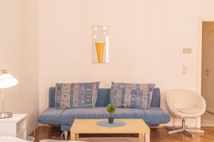 Stylish 2BR, Perfect Location & Well Connected tesisinde bir oturma alanı