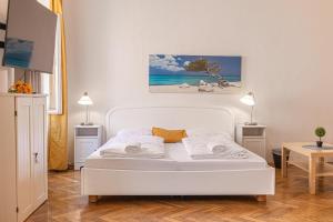 Stylish 2BR, Perfect Location & Well Connected tesisinde bir odada yatak veya yataklar