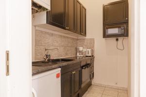 Stylish 2BR, Perfect Location & Well Connected tesisinde mutfak veya mini mutfak