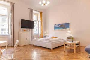 Stylish 2BR, Perfect Location & Well Connected tesisinde bir televizyon ve/veya eğlence merkezi