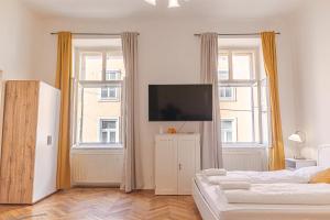 Stylish 2BR, Perfect Location & Well Connected tesisinde bir televizyon ve/veya eğlence merkezi