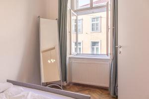 Stylish 2BR, Perfect Location & Well Connected tesisinde bir odada yatak veya yataklar