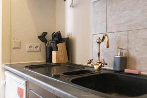 Stylish 2BR, Perfect Location & Well Connected tesisinde mutfak veya mini mutfak