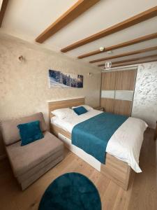 ヤホリナにあるBlue Winter Heavenの大きなベッドとソファのある寝室 +5枚の写真