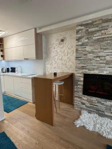 ヤホリナにあるBlue Winter Heavenのキッチン(暖炉、テーブル、カウンター付)
