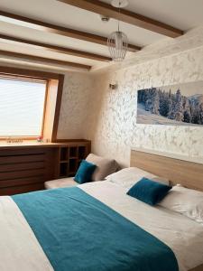 ヤホリナにあるBlue Winter Heavenのベッドルーム1室(青い枕のベッド2台付)