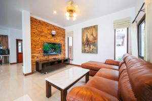 TV a/nebo společenská místnost v ubytování San pool villa