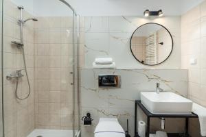 Koupelna v ubytování Hotel Rejs + 37 fotografií