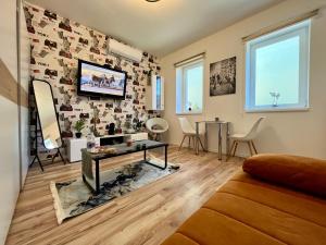 Televisyen dan/atau pusat hiburan di Great Forest Chill Apartment Three
