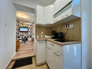 Dapur atau dapur kecil di Great Forest Chill Apartment Three +72 gambar