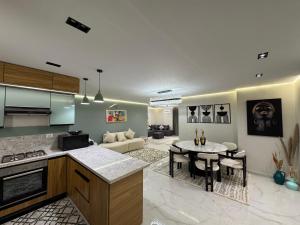 Kuchyň nebo kuchyňský kout v ubytování Nefertiti's Modern Majesty