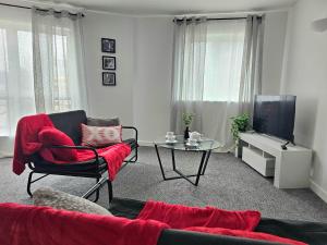 TV a/nebo společenská místnost v ubytování Spacious Two Bedroom Apartment with 2 En-suite Bathrooms