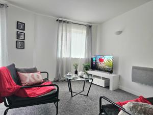 TV a/nebo společenská místnost v ubytování Spacious Two Bedroom Apartment with 2 En-suite Bathrooms