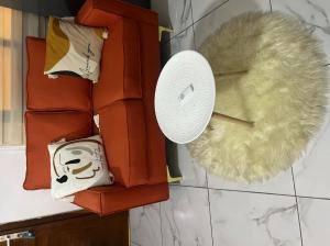 Un frisbee blanco sobre unas cajas en la encimera en Home ADOK, en Abiyán