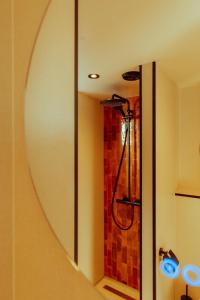 a bathroom with a shower in a mirror at Venti Beach Houses in Zandvoort