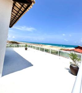 una vista de la playa desde el balcón de una casa en Villa Kite House, en São Gonçalo do Amarante