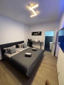 Postel nebo postele na pokoji v ubytování La Suite Hotel & Apartment, Hanau City Centre - Contactless Check-in