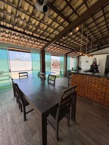 Un comedor con una gran mesa y sillas de madera. en Villa Kite House, en São Gonçalo do Amarante 15 fotos más