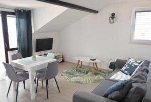 Гостиная зона в Marasovica Apartments
