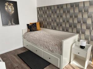 a bedroom with a bed with a wall at Ferienwohnung Joli- inklusive Parkplatz, Bettwäsche, Handtücher und WLAN in Weißenfels