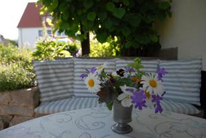un vase de fleurs assis sur une table dans l'établissement Hotel Schaumburg, à Bad Pyrmont