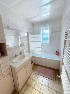 Ένα μπάνιο στο Maison 2 chambres avec Jardin et Garage +18 φωτογραφίες